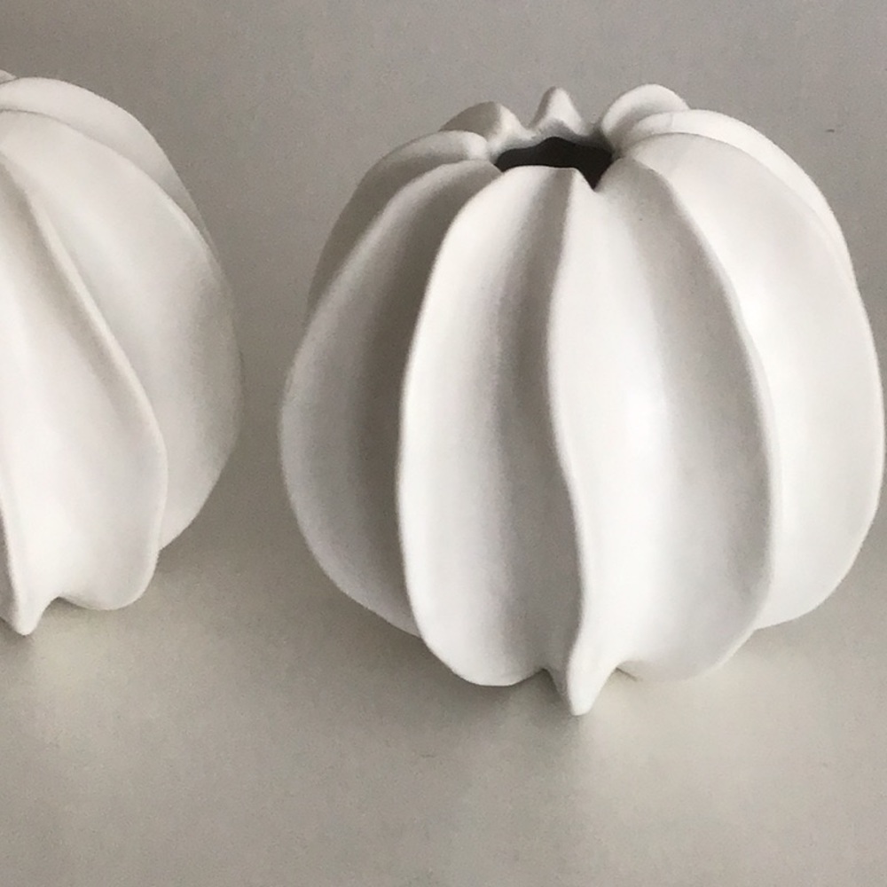 In great condition 2 White Sea Star vases . - Picture 3 of 7